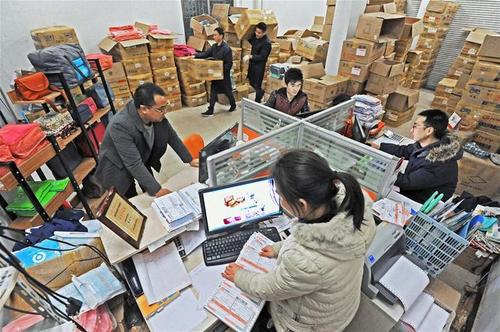 12月29日,义乌市青岩刘村一家旅游产品网店的员工在联系网购业务.